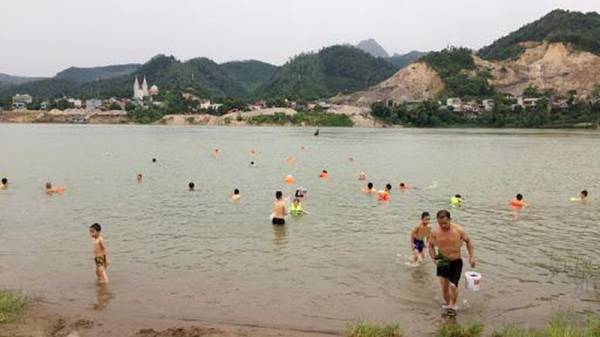 Phớt lờ biển cấm, người dân Hòa Bình vô tư tắm trên sông Đà