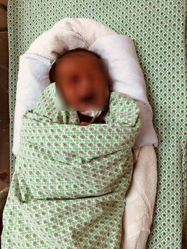 Bệnh viện Xanh Pôn thông tin về sức khoẻ bé sơ sinh bị bỏ rơi dưới hố gas 3 ngày