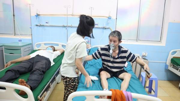 Ngộ độc thực phẩm sau tiệc cưới ở Bình Phước: Thai phụ tháng thứ 7 rất lo lắng