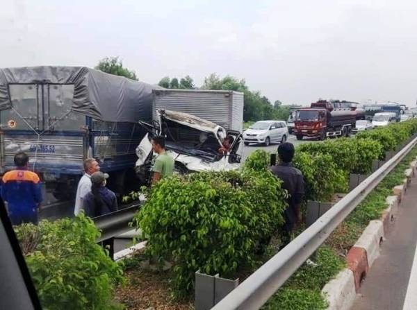 Xe tải tông nhau, 1 tài xế t‌ử nạ‌n trên cao tốc Long Thành