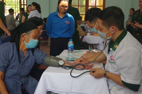 Khám, cấp thuốc miễn phí cho 300 người dân biên giới tỉnh Lạng Sơn