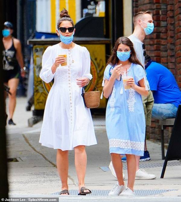 Katie Holmes và con gái đeo khẩu trang đi mua cà phê