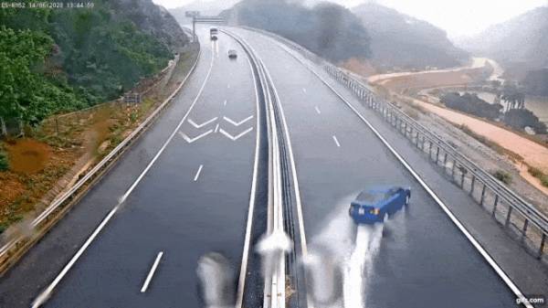 Clip: Chạy qua vũng nước, ô tô lao vào dải hộ lan trên cao tốc Hạ Long - Vân Đồn