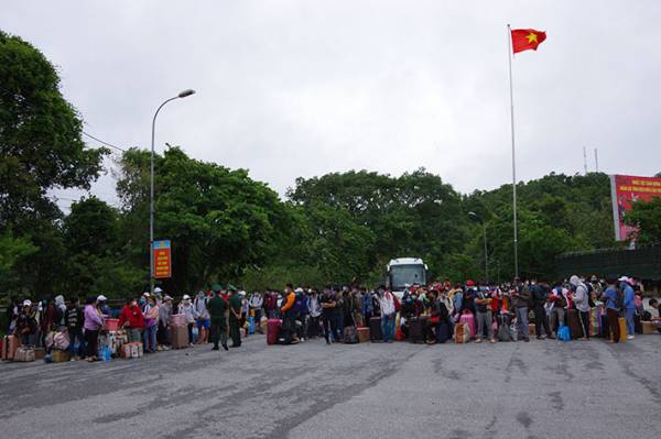 Điện Biên làm thủ tục nhập cảnh cho du học sinh Lào vào Việt Nam qua Cửa khẩu Quốc tế Tây Trang