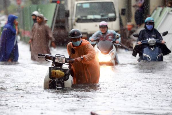 Người Sài Gòn vật lộn trong mưa lớn nhất từ đầu năm