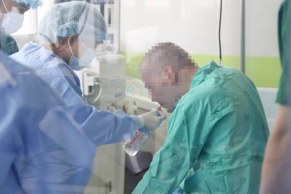 Bác sĩ “làm xiếc trên dây” khi điều trị nam phi công nhiễm Covid-19