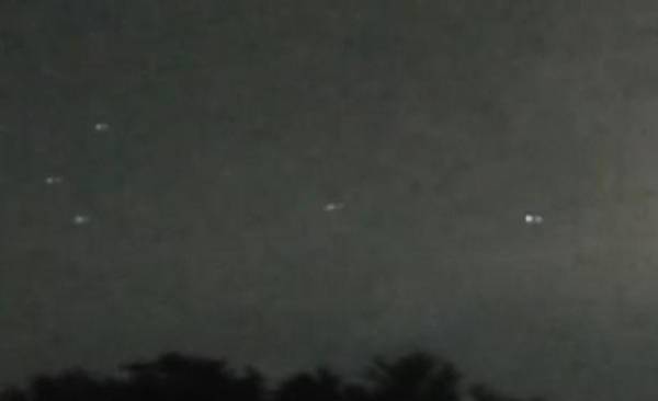 “Quân đoàn UFO” bí ẩn xuất hiện trên bầu trời nước Mỹ