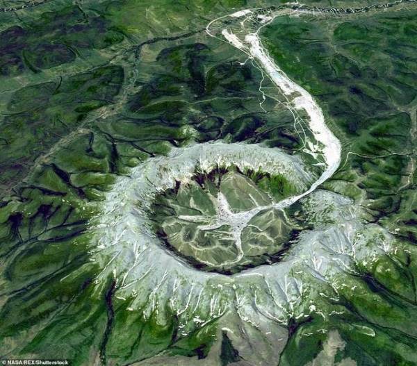 Ngọn núi hình tròn bí ẩn 1 tỷ năm chứa đầy kho báu vàng khối, bạch kim