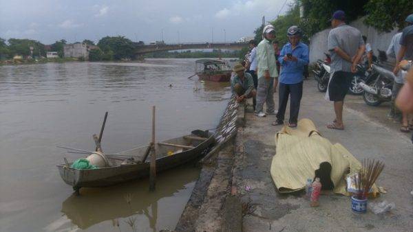 Phát hiện 3 mẹ con buộc chặt vào nhau nổi trên sông ở Bắc Giang