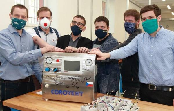 Chế tạo máy trợ thở - Tấm lòng của các tình nguyện viên tại Séc