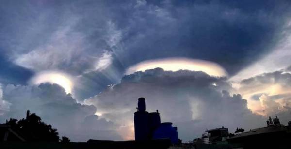 Loạt ảnh tuyệt đẹp của người Hà Nội tạo dáng bên chùm mây ngũ sắc chiều qua