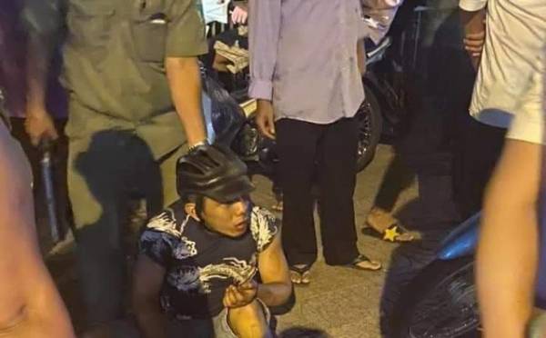 Giật iPhone 11 Promax của cô gái, 2 kẻ cướp bị bắt sau va chạm xe máy ở Sài Gòn