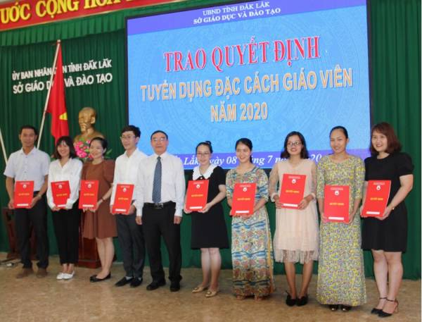 37 giáo viên ở Đắk Lắk được trao quyết định tuyển dụng đặc cách
