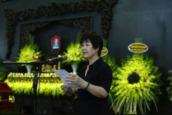 Xót xa lễ tang của NSƯT Hoàng Yến: Con gái, cháu ngoại nhìn mẹ, bà lần cuối qua Facetime