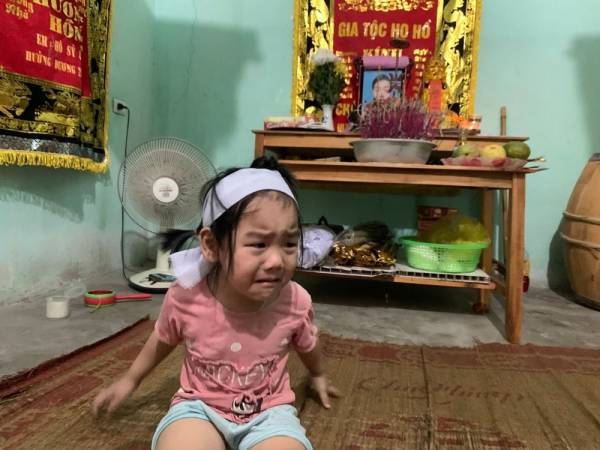 Nghệ An: Xót cảnh con thơ gào khóc đòi cha sau vụ tai nạn giao thông