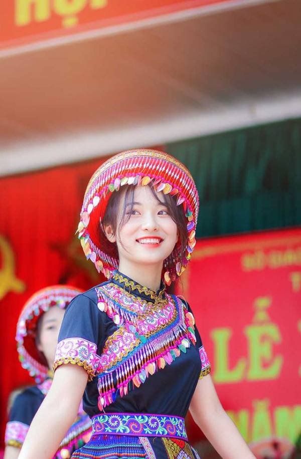 Nữ sinh Thái Nguyên bất ngờ nổi tiếng sau màn biểu diễn trong lễ khai giảng