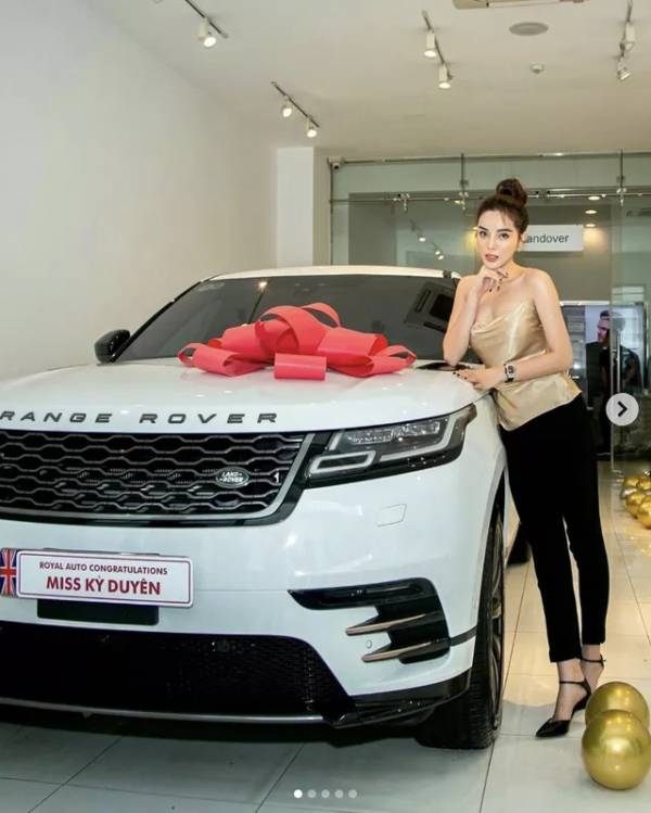 Hoa hậu Kỳ Duyên sắm Range Rover Velar giá 5,4 tỷ, fan vào khen: ‘Bằng tuổi mà tớ mới mua được SH’