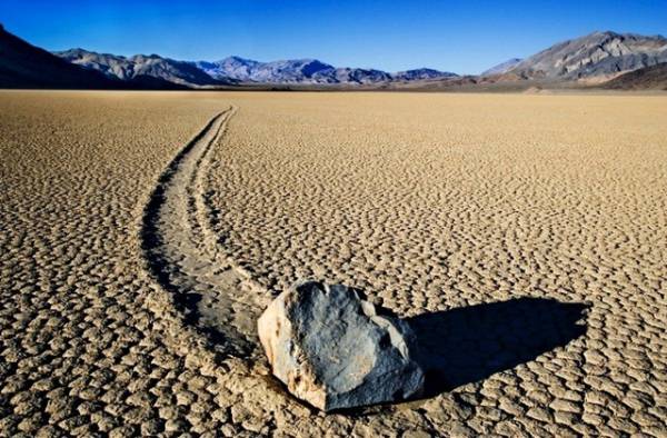 Bí ẩn ‘tảng đá biết đi’ ở thung lũng Chết, nơi khắc nghiệt nhất trái đất