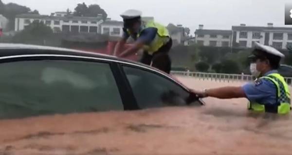 Cảnh sát Trung Quốc giải cứu gia đình bị mắc kẹt trong ô tô giữa lũ