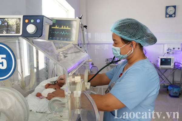 Y bác sĩ bệnh viện Sản – Nhi tỉnh Lào Cai trắng đêm cấp cứu sản phụ nguy kịch