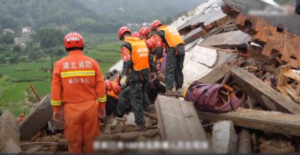 Xót xa cảnh 8 dân làng Trung Quốc bị lở đất cực hiếm chôn vùi