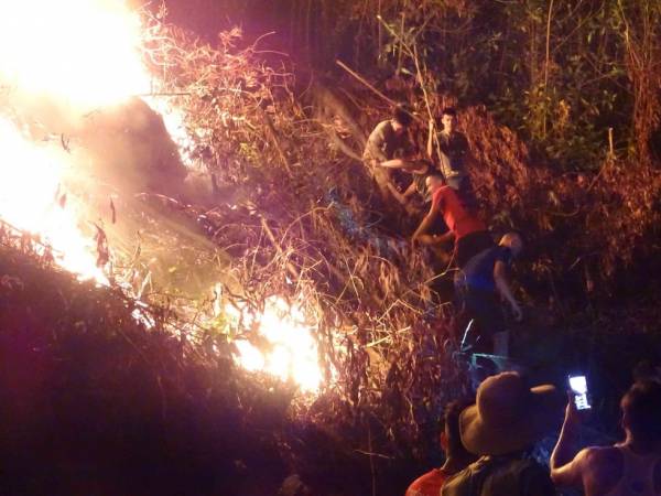 Những hình ảnh vụ rừng trồng cháy dữ dội trong đêm ở Thừa Thiên - Huế