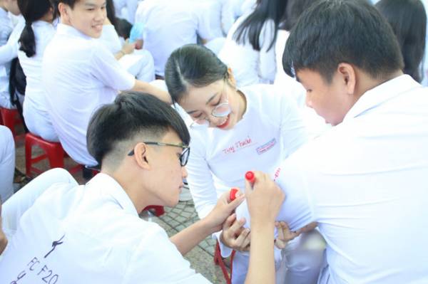 ẢNH: Học sinh Đà Nẵng ôm nhau khóc ngày chia tay tuổi học trò