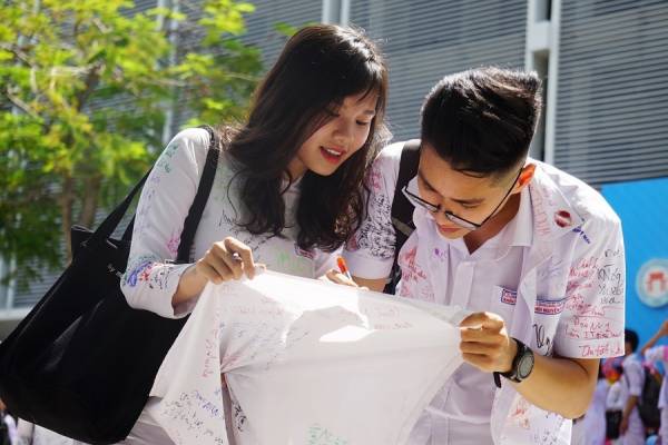 Học sinh Đà Nẵng ký lưu bút kín áo, ôm nhau khóc chia tay tuổi học trò