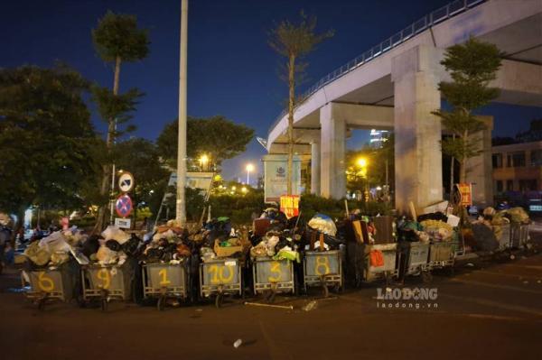 Dân chặn xe chở rác vào bãi rác Nam Sơn: Hà Nội rác ngập phố
