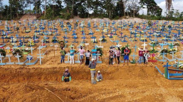 Brazil phải đào bãi chôn lấp lớn vì ca t‌ử von‌g do Covid-19 tăng vọt