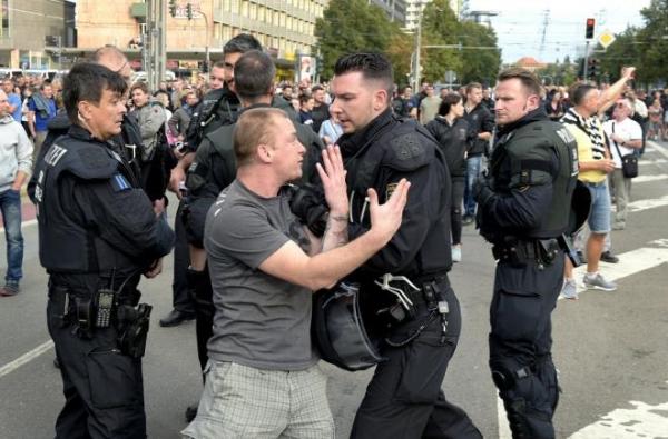 Đức: Đám đông mở ‘tiệc corona’, tấn công cảnh sát bằng mưa chai khi bị can thiệp