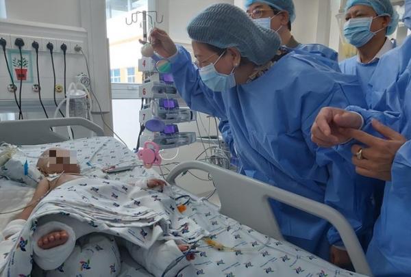 Kỳ tích phẫu thuật tách dính Trúc Nhi - Diệu Nhi: Rưng rưng khi 2 bé nhoẻn cười