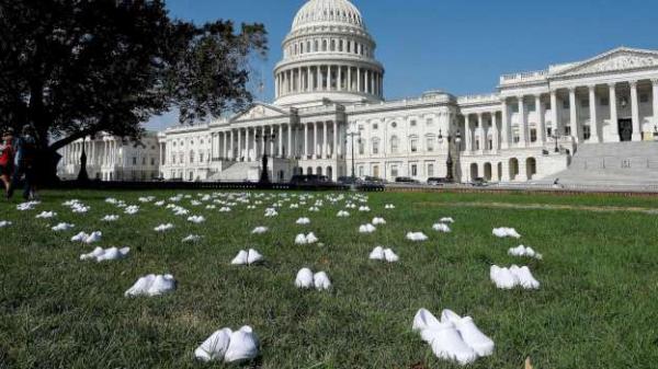 164 đôi giày tưởng niệm các y tá chống dịch bên ngoài Quốc hội Mỹ