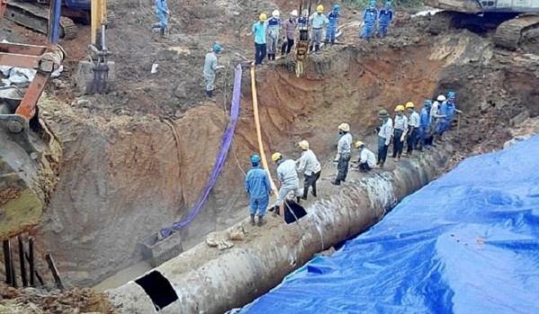 Đường ống nước sạch sông Đà gặp sự cố, người Hà Nội lại bị cắt nước ngày nóng