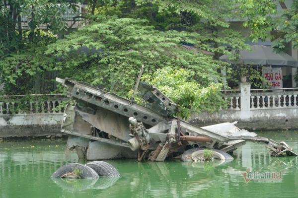 Chuyện chưa kể về chiếc máy bay nằm giữa lòng hồ ở Hà Nội suốt 48 năm