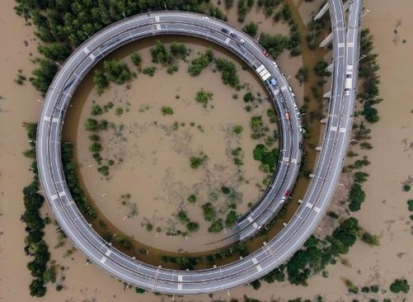 Lở đất chặn đứng nhánh sông Dương Tử: Một thành phố có nguy cơ bị nhấn chìm