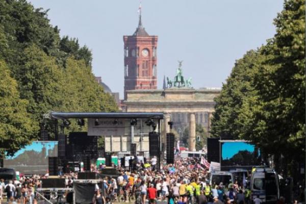 Hàng ngàn người tuần hành ở Berlin phản đối giãn cách xã hội