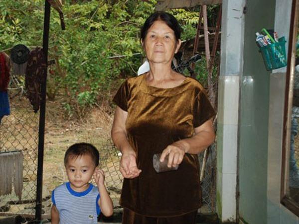 Kỳ lạ người phụ nữ “nghiện” dầu hỏa ở Bình Phước