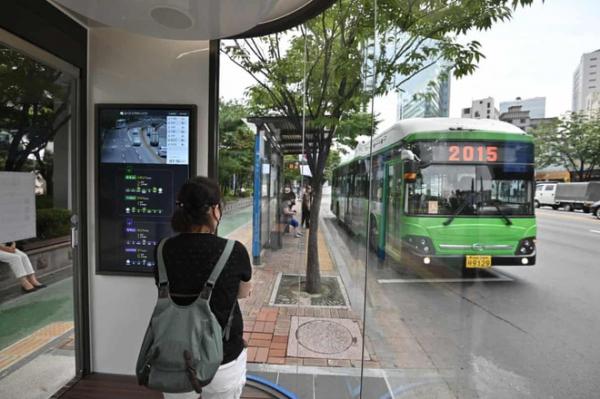 Hàn Quốc lắp nhà chờ xe buýt thông minh diệt virus corona
