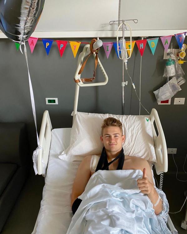 De Ligt đón sinh nhật tuổi 21 trên giường bệnh