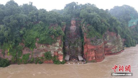 Trung Quốc hứng mưa lớn, nước đến chân tượng Phật khổng lồ