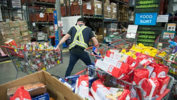 Dân nghèo Canada nhận cứu trợ 7 container chứa tôm hùm, bò wagyu