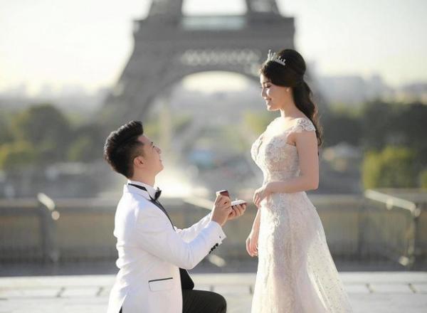 Cùng một concept “bế em trên tháp Eiffel”, 2 cặp đôi nổi tiếng đều chung một hoàn cảnh Toang