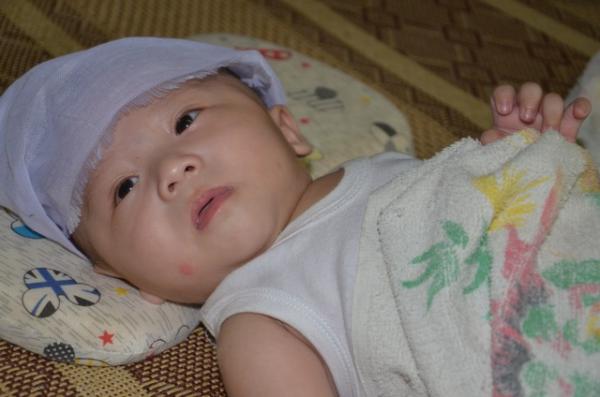 Tiếng khóc xé lòng của cậu bé 4 tháng tuổi sinh ra trong “gia đình ung thư”
