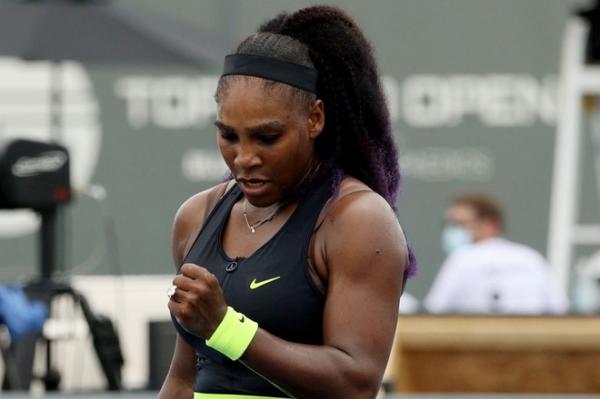 Cổ động viên tìm cách xem Serena thi đấu