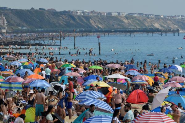 Bãi biển Anh kín người và rác vì dân chưa được du lịch nước ngoài
