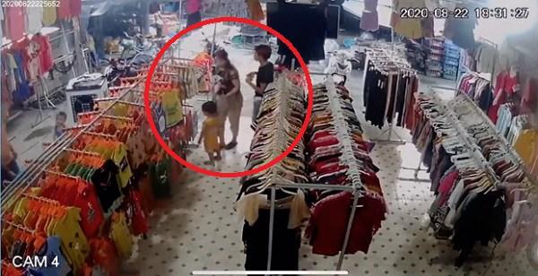 Lộ clip kẻ bắt cóc đưa bé trai Bắc Ninh đi mua quần áo: ‘Họ xưng mẹ con ngọt xớt’