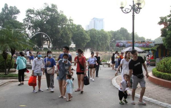Ảnh, clip: Người Hà Nội đeo khẩu trang vui chơi Công viên Thủ Lệ ngày 2/9