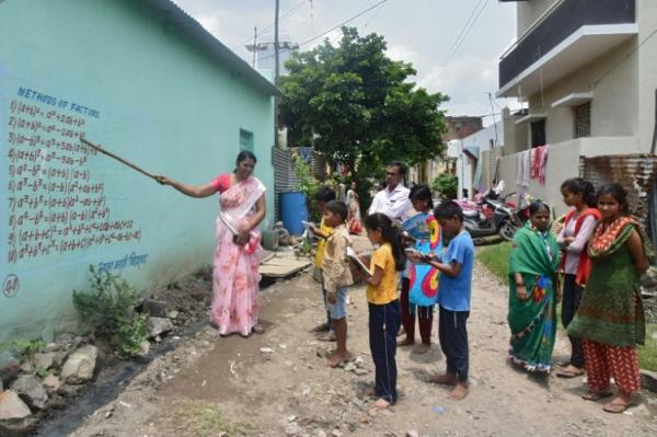 Ấn Độ: Những bức tường thành “giảng đường” cho trẻ nghèo