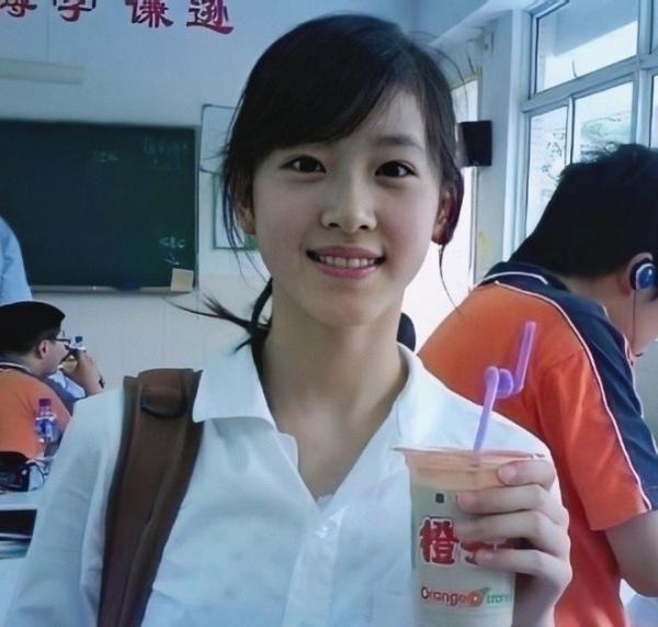 Dân mạng Trung Quốc phát sốt vì ‘hot girl trà sữa’ Thái Lan, không giấu giếm mình là người chuyển giới